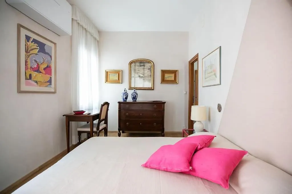 Classy Spacious Apartment Close To St.Mark Square Венеция