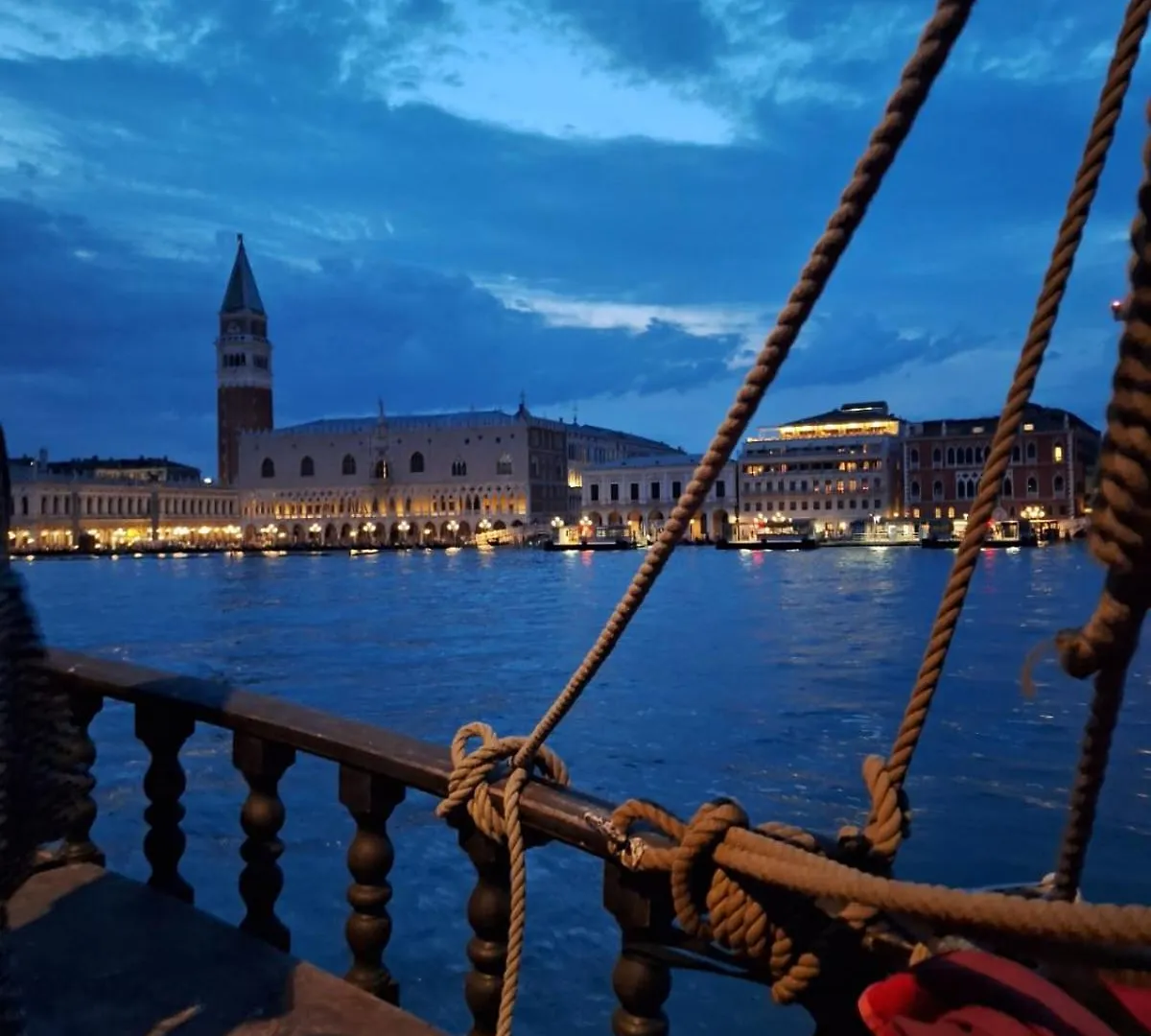 Classy Spacious Apartment Close To St.Mark Square Венеция
